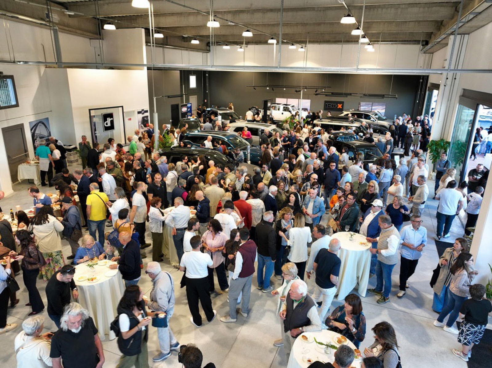 Nuovo showroom Centralcar a Perugia: grande partecipazione all’inaugurazione e sguardo al futuro dell’auto